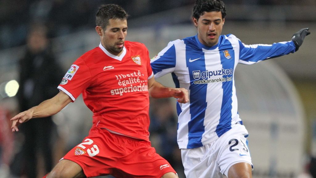 Carlos Vela lucha por un balón con el defensa del Sevilla Jorge Andujar Carlos Vela lucha por un balón con el defensa del Sevilla Jorge Andujar
