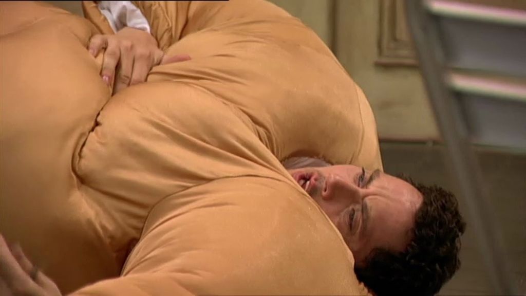 Su madre le pone un antiguo traje suyo de cuando era vedette