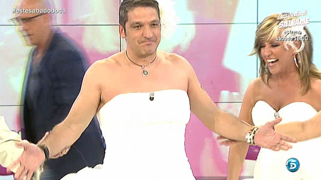 Las colaboradores y los colaboradores desfilan de blanco