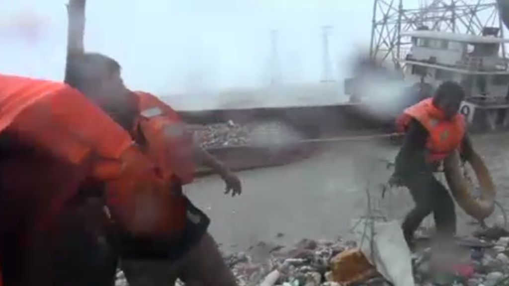 El tifón Nida provoca el angustioso rescate de tres marineros en la costa de China
