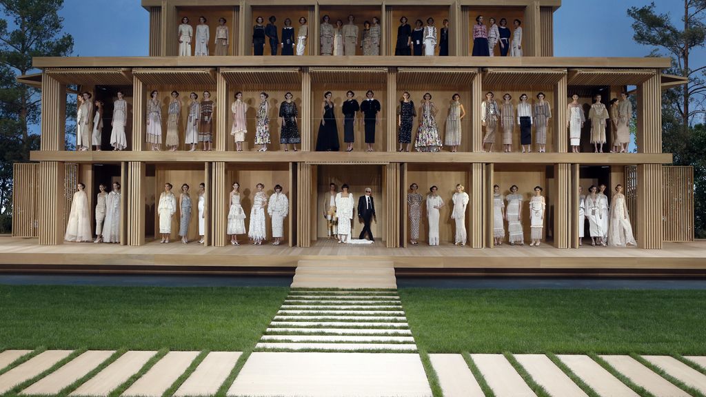 Karl Lagerfeld vuelve a sorprender, con una casa de muñecas