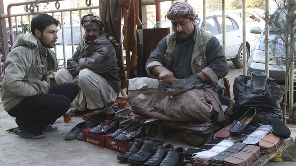 Un trabajador afgano limpia un zapato en una calle de Herat, Afganistán, hoy, martes 25 de enero de 2011. EFE