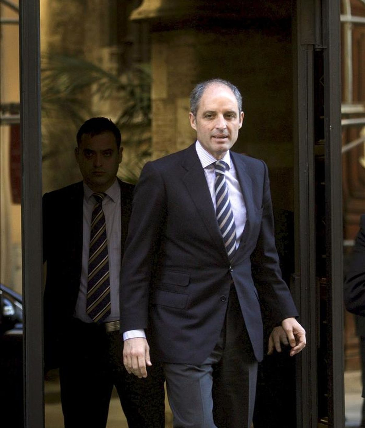 El president de la Generalitat, Francisco Camps, sale del Palau de la Generalitat tras la sesión plenaria semanal que ha celebrado hoy el Gobierno valenciano. EFE