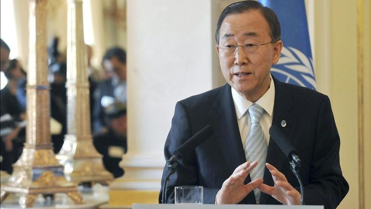El secretario general de Naciones Unidas, Ban Ki-moon, habla con los medios de comunicación tras reunirse con el presidente húngaro, Pál Schmitt, en el palacio presidencial de Alexander en Budapest, Hungría, hoy lunes 18 de abril de 2011. EFE