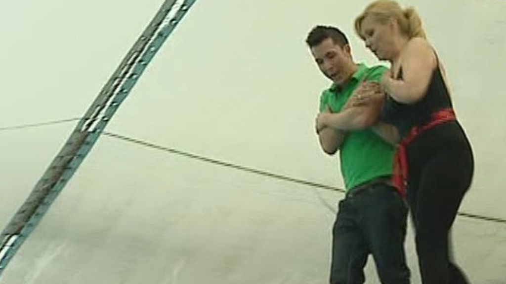 Rosa Benito se entrena para su salto en helicóptero en 'Supervivientes'