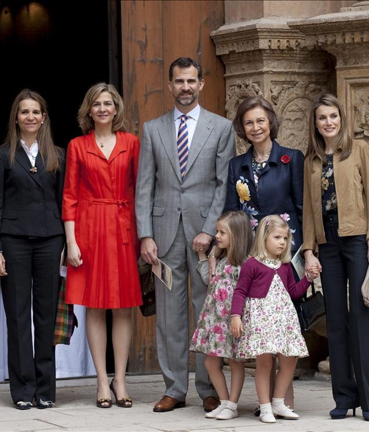 La reina Sofía, los príncipes de Asturias con sus hijas Leonor y Sofía, y las Infantas Elena y Cristina, a la salida de la misa de Domingo de Resurrección a la que han acudido esta mañana en la Catedral de Mallorca. EFE