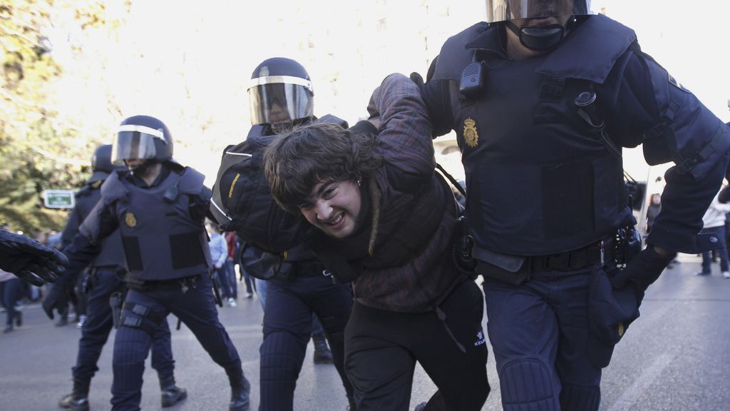 Disturbios entre policía y estudiantes en Valencia