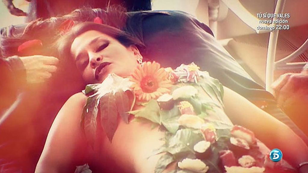 Aída Nízar prueba en su propia piel el body sushi