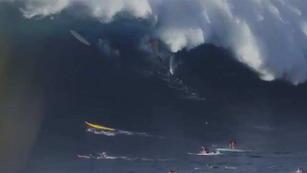Surfistas engullidos por una ola gigante