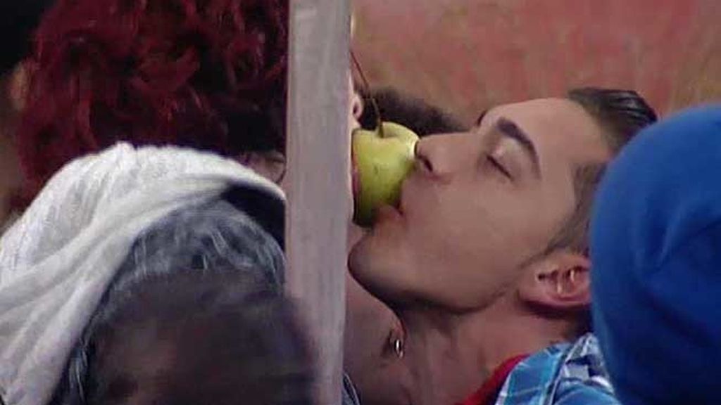 Besos con sabor a manzana en GH