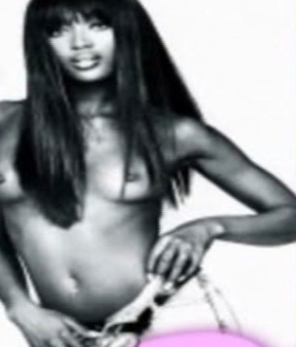 Naomi Campbell se desnuda