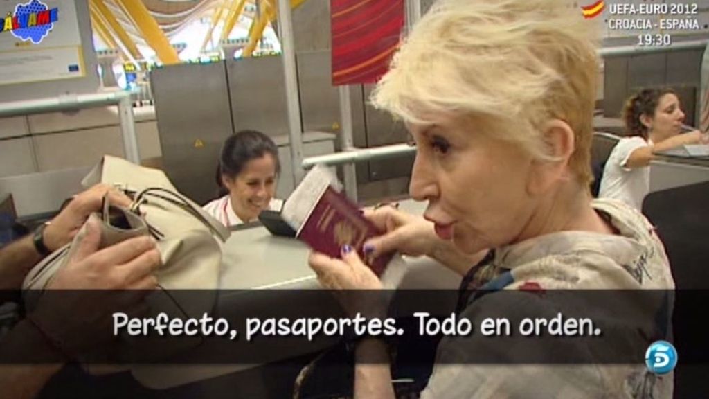 Ion Aramedi la acompaña mientra factura el equipaje