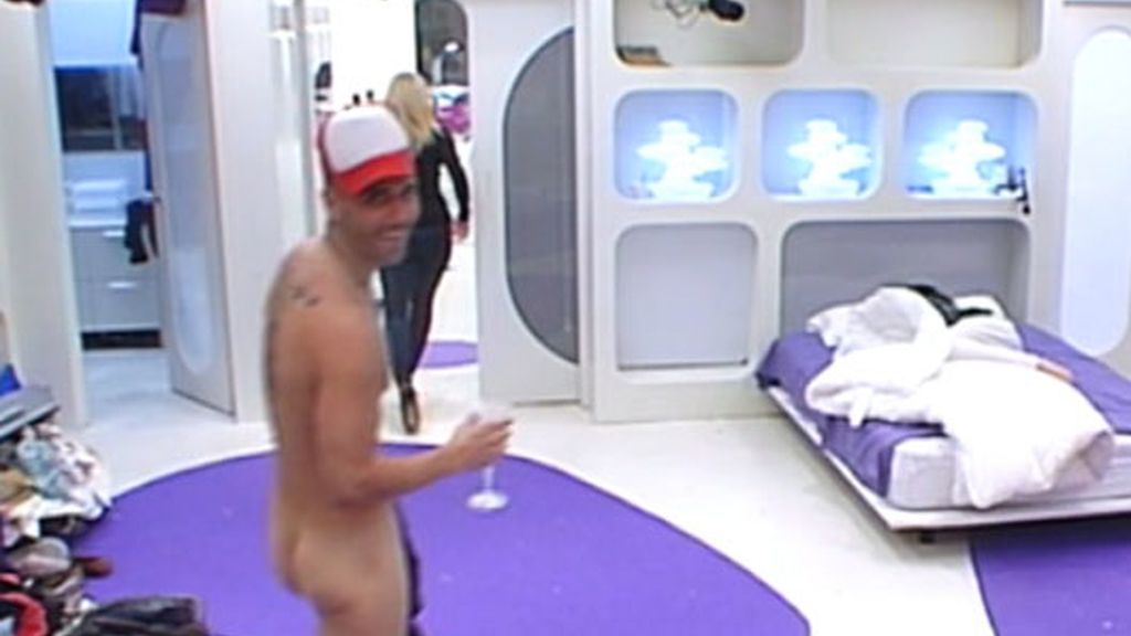 Yago se desnuda (¡del todo!)