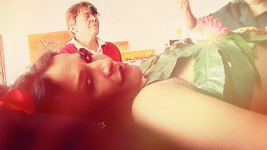 Aída Nízar prueba en su propia piel el body sushi