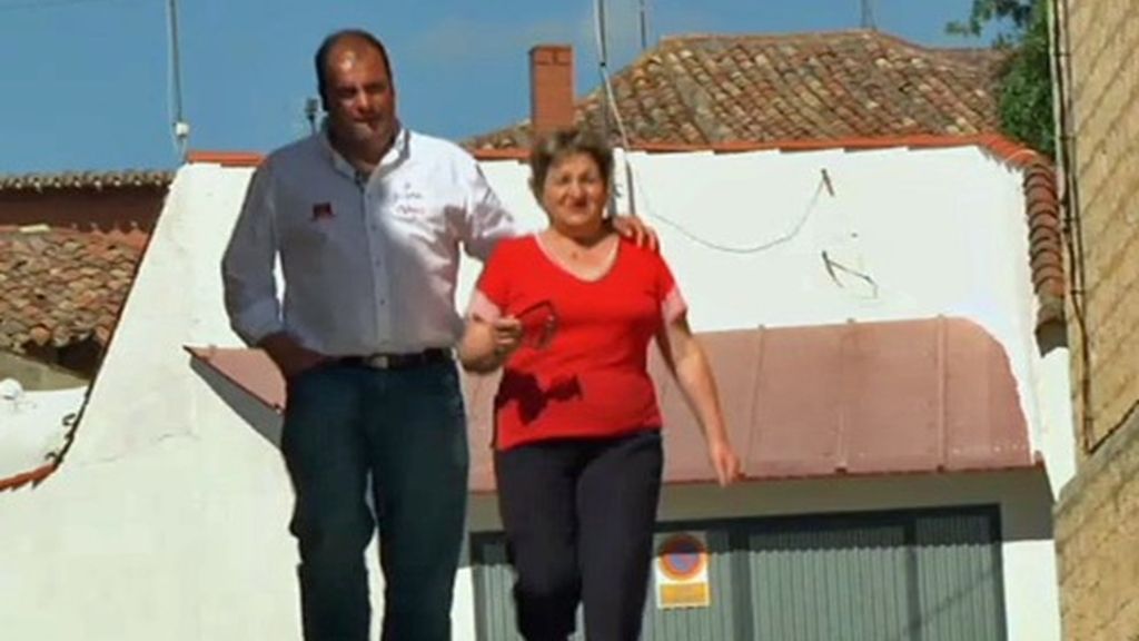 Con 30 años, la madre de Román no entiende cómo su hijo se puede enamorar tan pronto...Para él la familia es sagrada.