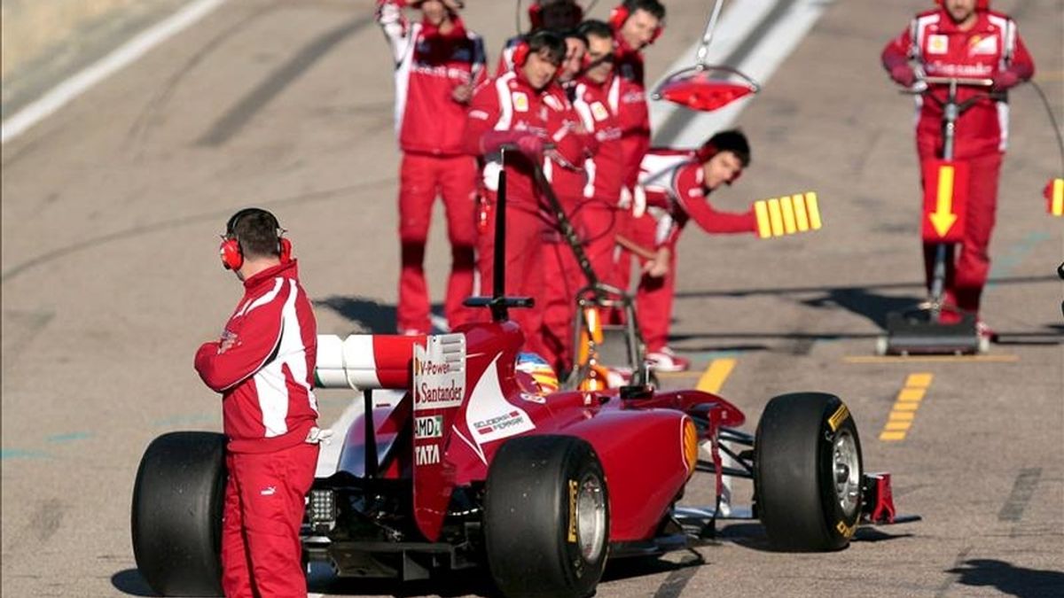 El piloto español de Ferrari, Fernando Alonso, llega a boxes, durante la segunda jornada de entrenamientos dentro de la pretemporada del Mundial de Fórmula Uno, en el circuito Ricardo Tormo de Cheste (Valencia). EFE