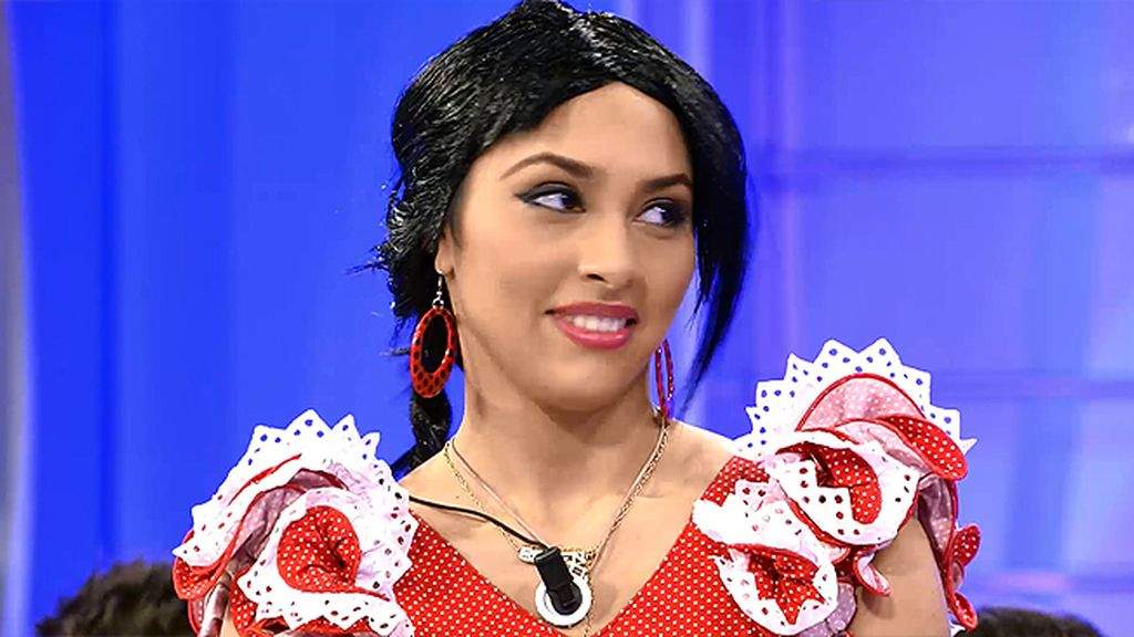 Belén, con peluca y muchos volantes