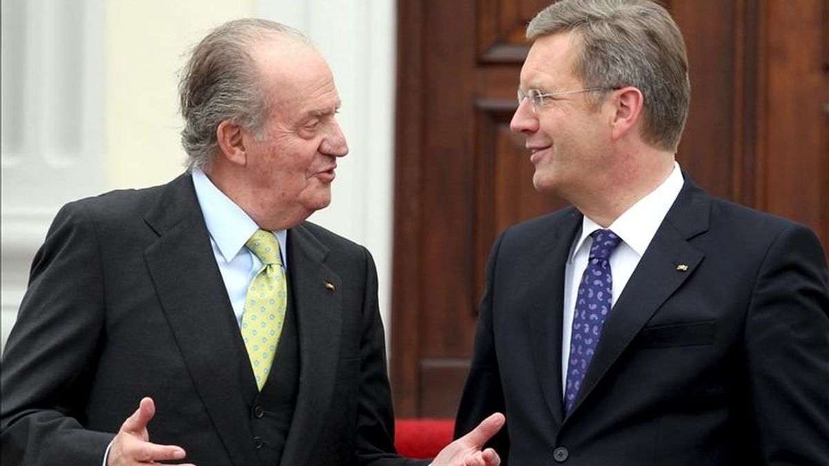 El rey de España, Juan Carlos I (i), conversa con el presidente de Alemania, Christian Wulff (d), antes de la reunión que ambos mantuvieron en el Palacio Bellevue en Berlín, Alemania. EFE