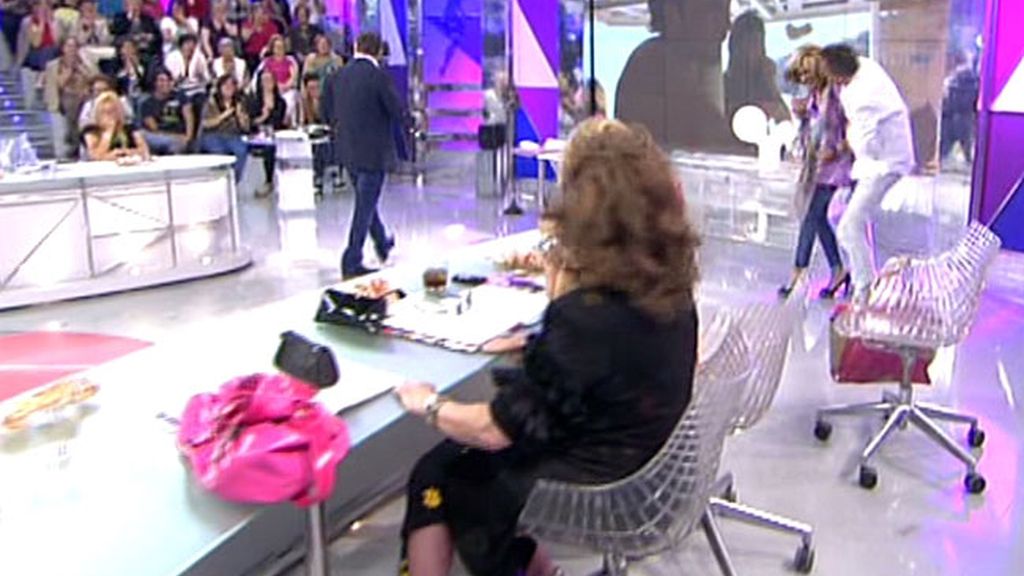 Kiko besa el suelo y los pies de Maruja