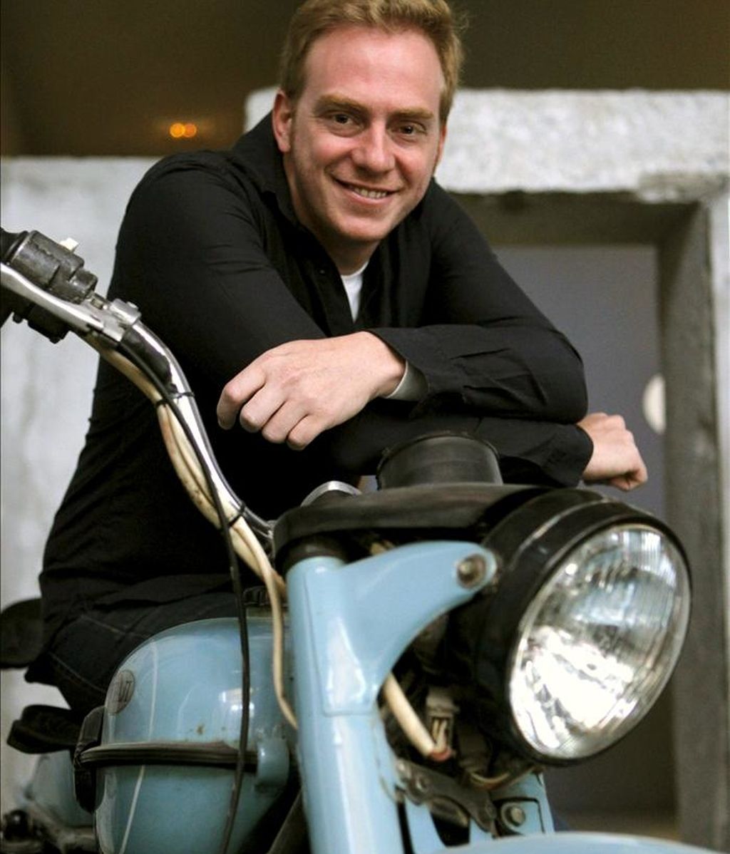 El dramaturgo argentino Claudio Tolcachir posa durante una entrevista con Efe en las Naves del Matadero de Madrid, donde el Teatro Español ha programado para esta primavera "La omisión de la familia Coleman", su "joya" de juventud, "Tercer cuerpo" y "El viento en el violín", su trilogía de la que explicó las claves que la conectan. EFE