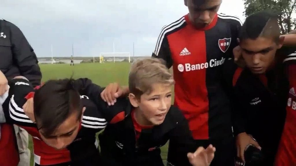 El pequeño capitán de 10 años que motiva a sus compañeros antes de una final