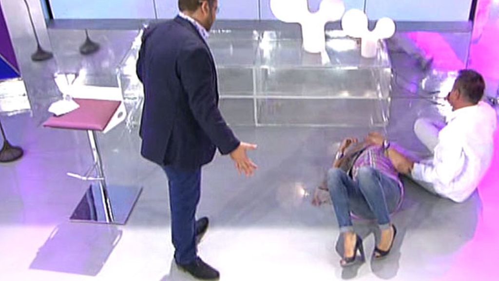 Kiko besa el suelo y los pies de Maruja