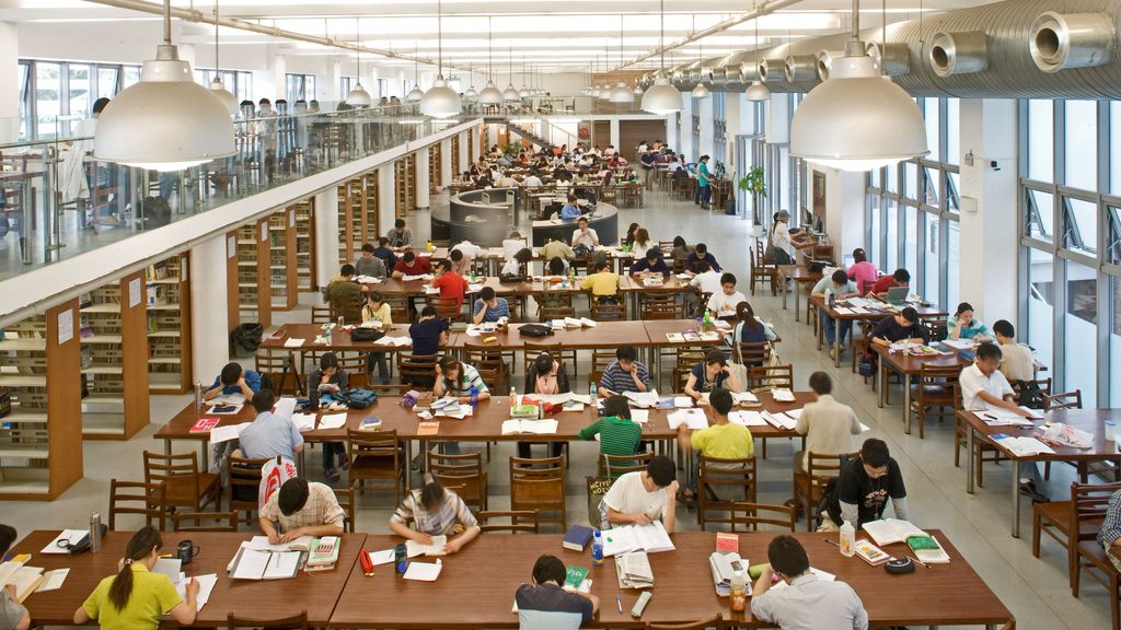Pillan a más de 2.400 estudiantes copiando en un exámen en China
