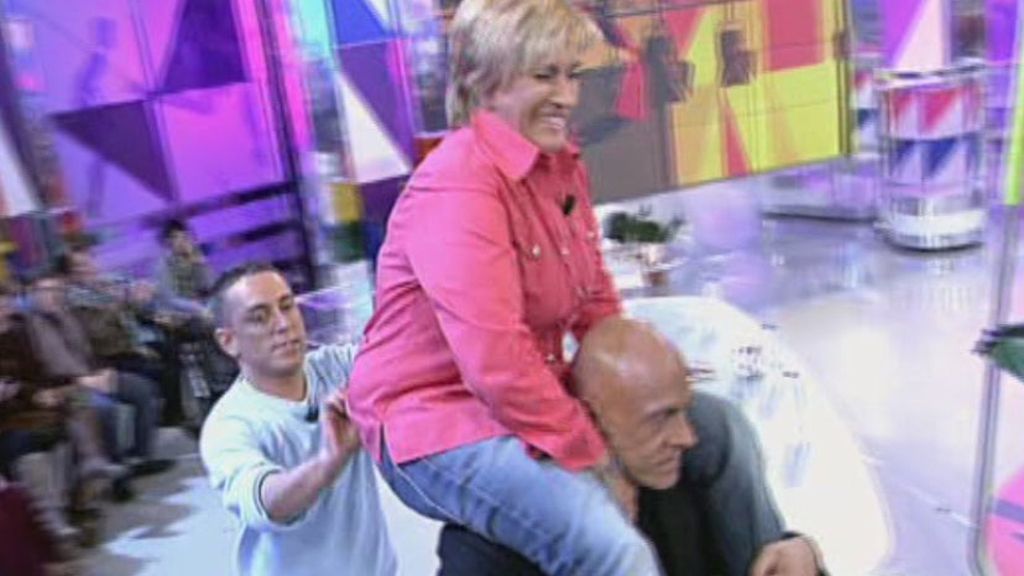Entre bromas, la colaboradora cada vez se integra más en el grupo