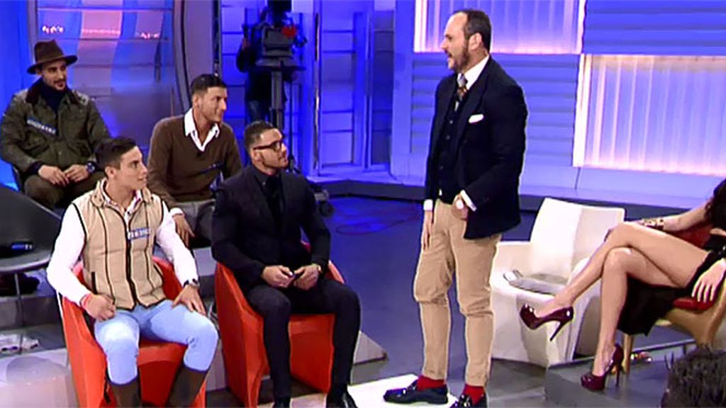 Alejandro, a sus compañeros: "Esto es una vergüenza, la realeza nunca se vestiría así"