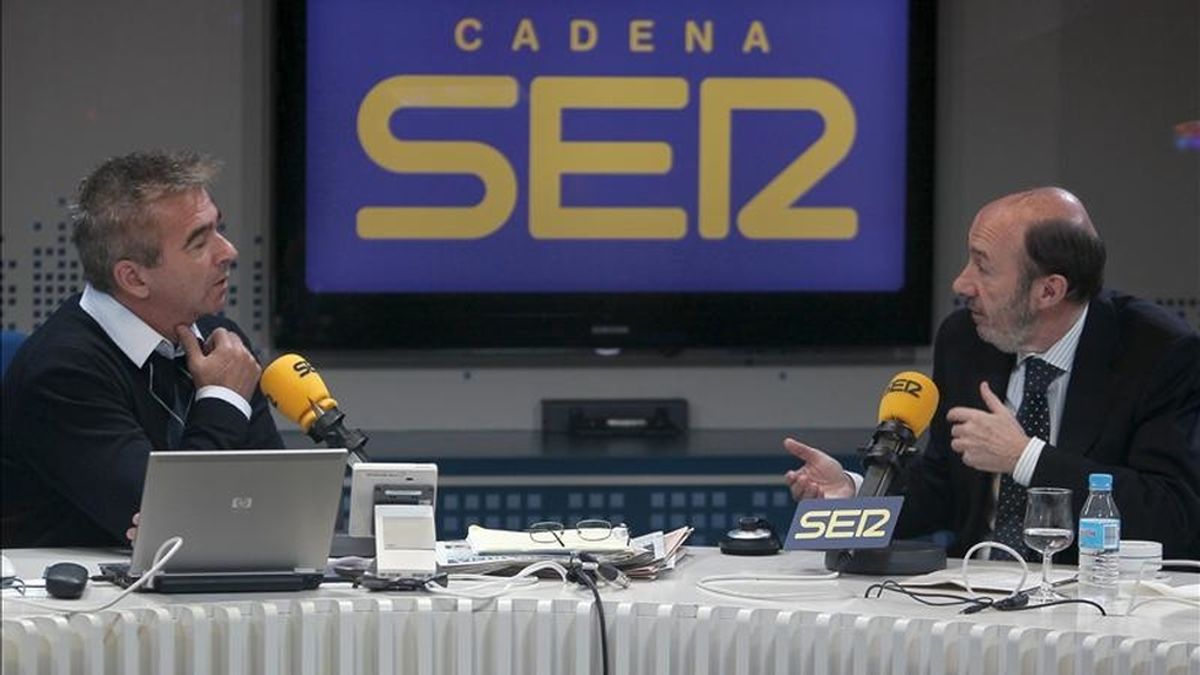 El vicepresidente primero del Gobierno, Alfredo Pérez Rubalcaba (d), durante la entrevista que mantuvo en el programa "Hoy por hoy" de la Cadena Ser, que dirige y conduce el periodista Carles Francino (i). EFE