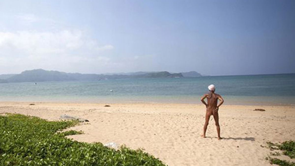 Solo y desnudo con 76 años en una isla desierta