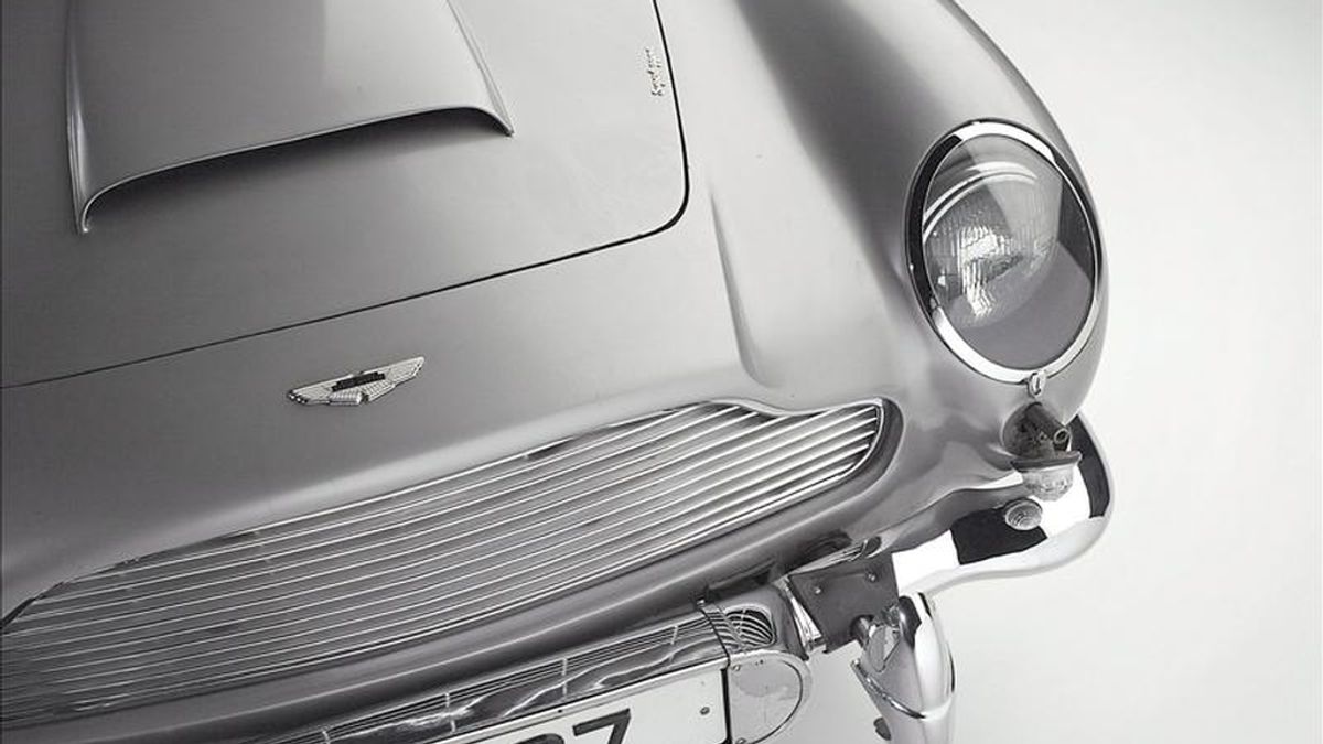 Fotografía cedida que muestra el Aston Martin DB5 conducido por el personaje de ficción James Bond en 1965, que apareció en las películas como "Goldfinger" o "Thunderball", que fue subastado en el año 2006. EFE/Archivo