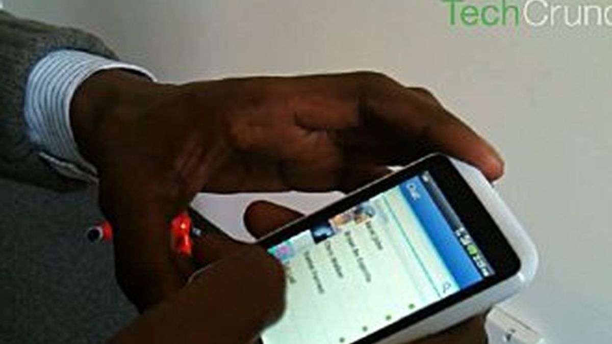 El prototipo fue presentado por un directivo de INQ Mobile, encargados de fabricar los dos primeros teléfonos para Facebook.