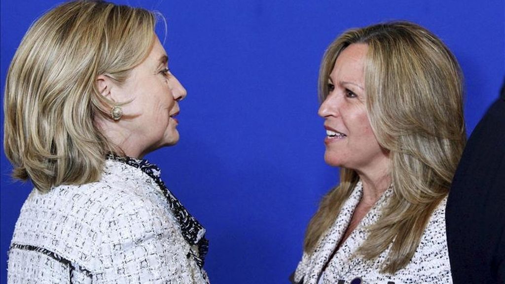 La ministra española de Asuntos Exteriores, Trinidad Jiménez (dcha), conversa con la secretaria de Estado de EE.UU., Hillary Clinton, en el ámbito de la foto de familia de los participantes de la reunión del Grupo de Contacto sobre Libia en el Palacio Farnesina de Roma (Italia) hoy, jueves 5 de mayo de 2011. EFE