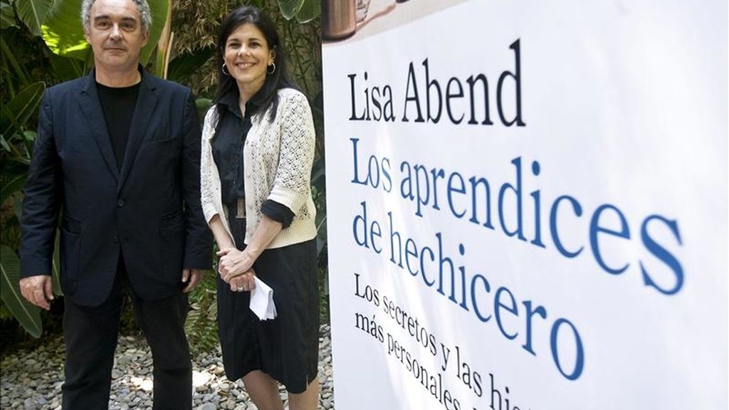 El cocinero español Ferran Adrià y la escritora Lisa Abend, posan para los medios durante la presentación esta mañana del libro "Los aprendices de hechicero", en el que se revelan los secretos y las historias más personales del Bulli, así como la formación que reciben los cocineros en el célebre restaurante, por el que han pasado más de la mitad de los chefs más influyentes de todo el mundo. EFE El cocinero español Ferran Adrià y la escritora Lisa Abend, posan para los medios durante la presentación esta mañana del libro "Los aprendices de hechicero", en el que se revelan los secretos y las historias más personales del Bulli, así como la formación que reciben los cocineros en el célebre restaurante, por el que han pasado más de la mitad de los chefs más influyentes de todo el mundo. EFE