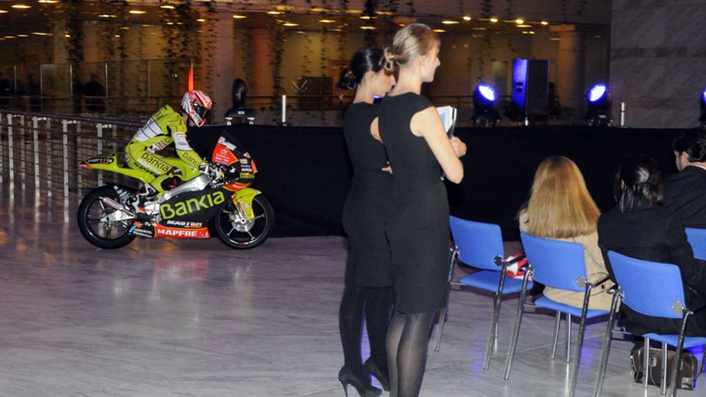 Nico Terol sube al escenario con su moto