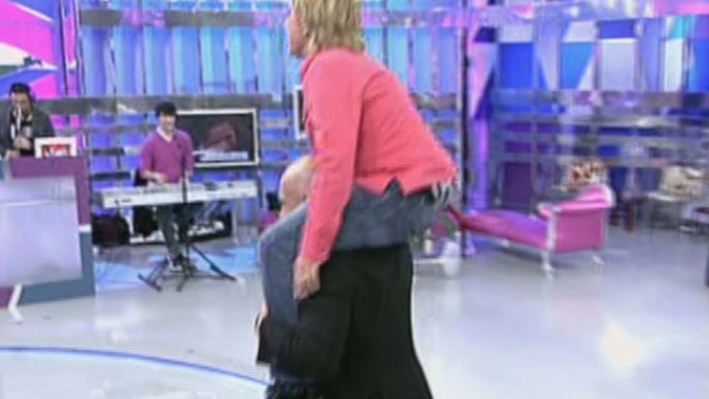 Entre bromas, la colaboradora cada vez se integra más en el grupo