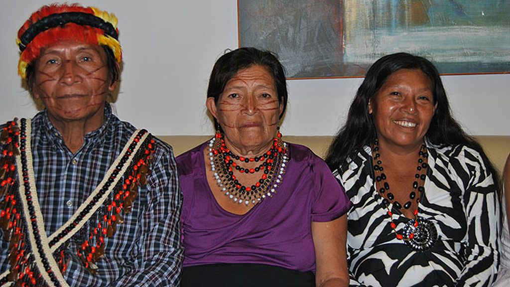Junto a los Merino, los Shiwiar recorren las instalaciones de la cadena