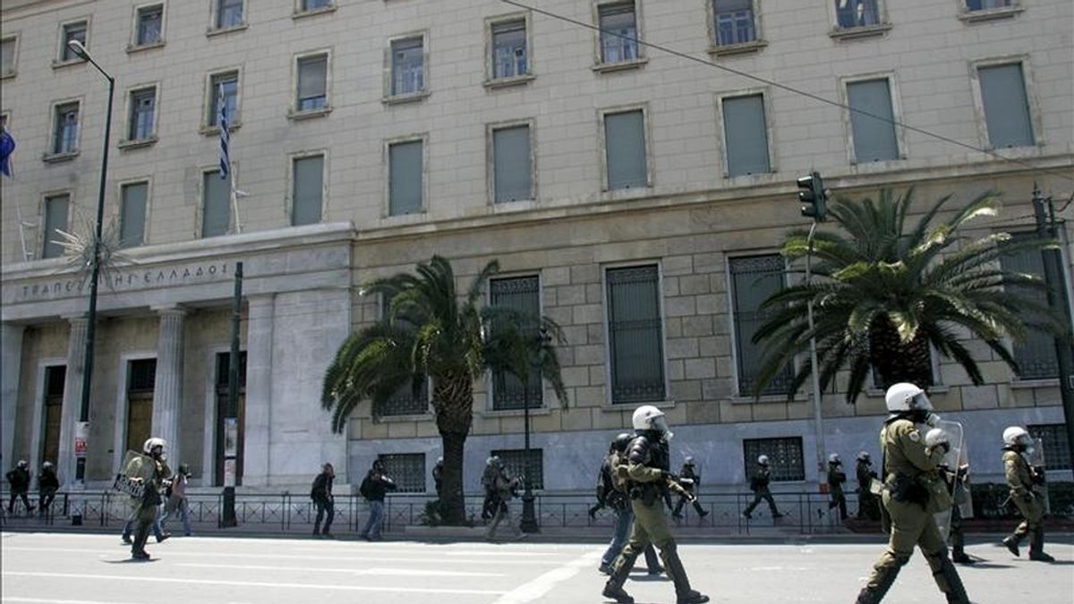 La policía antidisturbios resguarda la sede del Banco Central de Grecia. EFE/Archivo