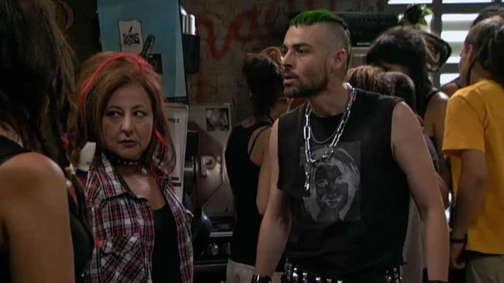 Para echar a los okupas de su casa, Aída monta una rebelión en la calle