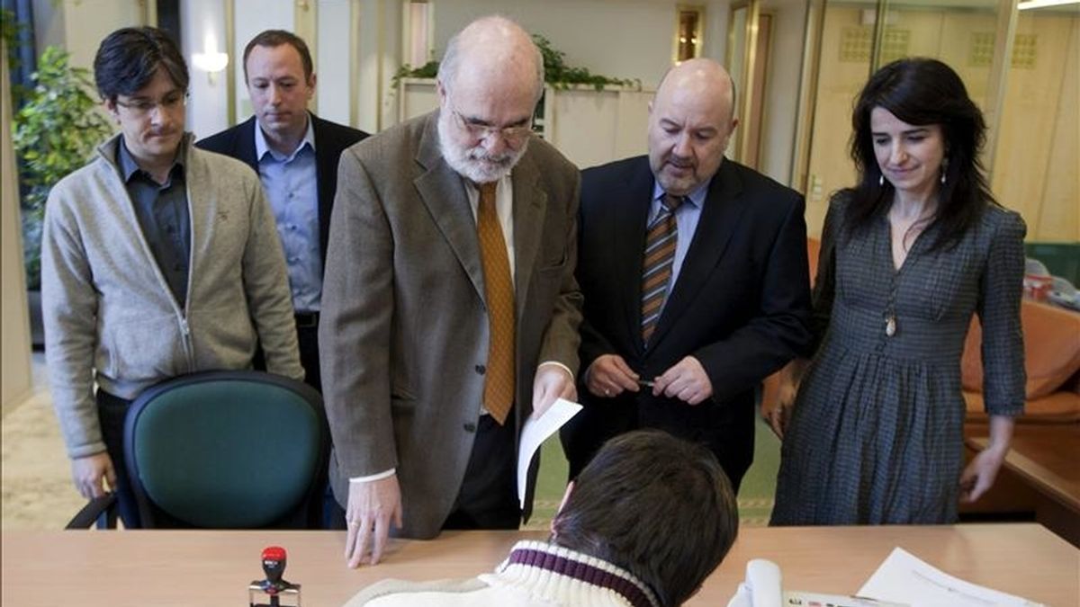 Los portavoces de Ezker Batua, Mikel Arana, EA, Juanjo Agirrezabala PSE-EE, Jesús Loza, PNV, Íñigo Iturrate, y Aralar, Aintzane Ezenarro, de izq. a dcha., presentaron hoy en el registro del Parlamento Vasco una proposición no de ley en la que instan a la creación de una ponencia de víctimas de vulneración de Derechos Humanos derivadas de la violencia por motivación política. EFE Los portavoces de Ezker Batua, Mikel Arana, EA, Juanjo Agirrezabala PSE-EE, Jesús Loza, PNV, Íñigo Iturrate, y Aralar, Aintzane Ezenarro, de izq. a dcha., presentaron hoy en el registro del Parlamento Vasco una proposición no de ley en la que instan a la creación de una ponencia de víctimas de vulneración de Derechos Humanos derivadas de la violencia por motivación política. EFE