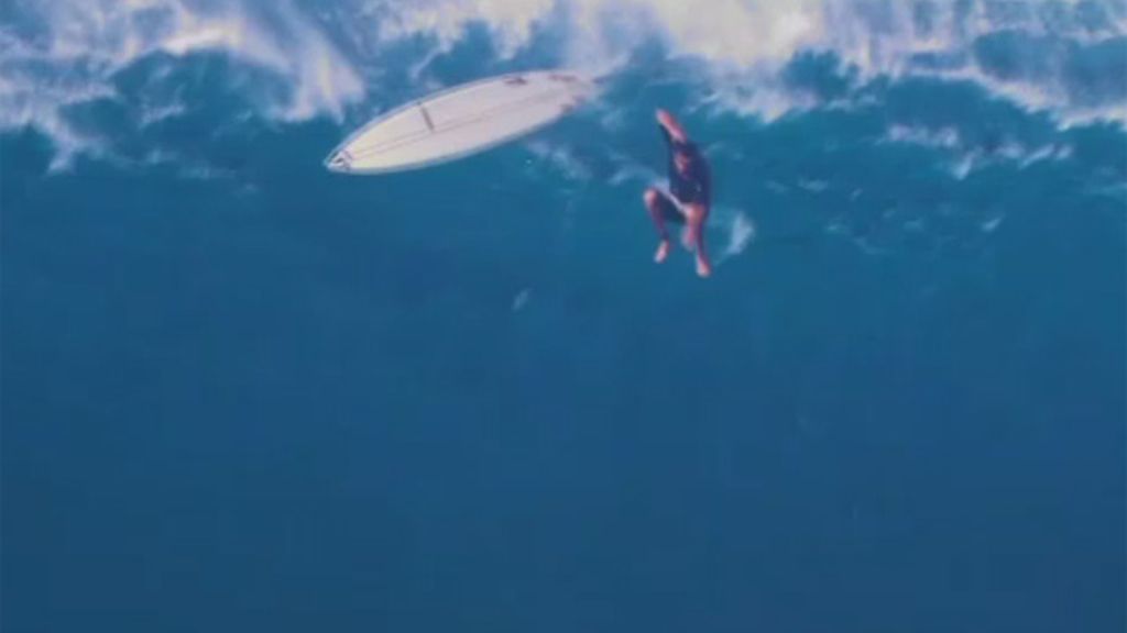 Espectacular caída de un surfista en Hawai desde una ola de 10 metros