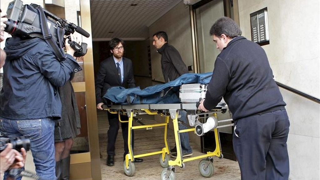 Momento en el que es trasladado uno de los cadáveres de los dos ancianos que han fallecido hoy en el piso séptimo del número 65 de la calle Pérez Galdós de Logroño, al parecer por inhalación de humos procedentes del incendio de un colchón. EFE