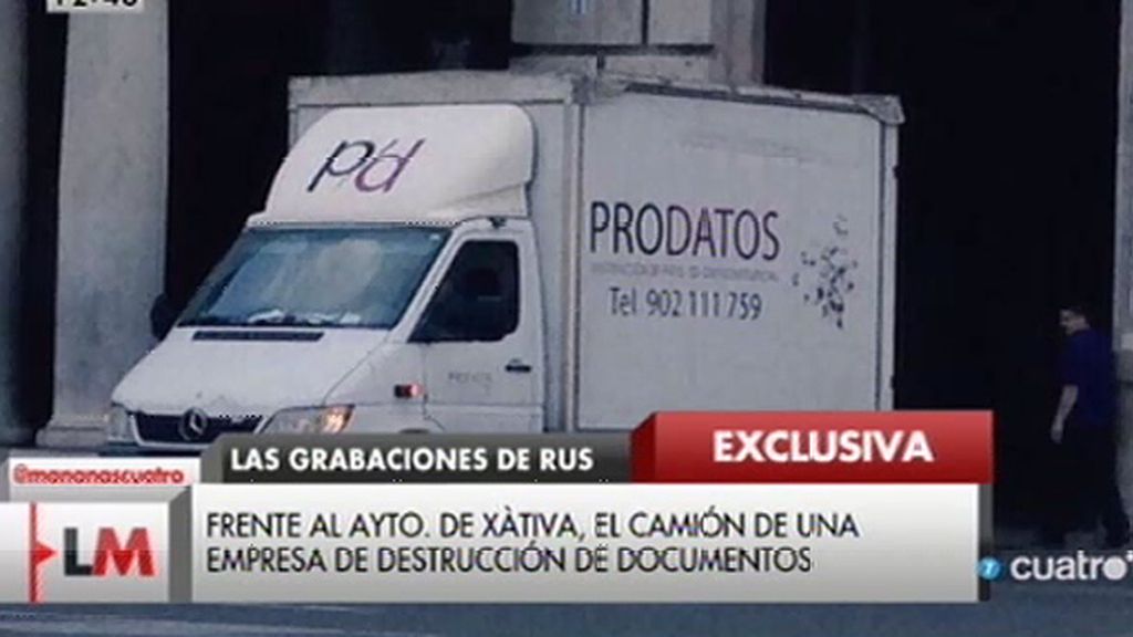 Las cámaras captan a un camión de destrucción de documentos frente al Ayto. de Xàtiva