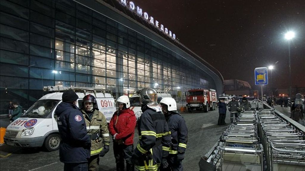 Bomberos y personal de emergencias en el exterior de la terminal del aeropuerto de Domodedovo, en Moscú, Rusia. EFE Bomberos y personal de emergencias en el exterior de la terminal del aeropuerto de Domodedovo, en Moscú, Rusia. EFE