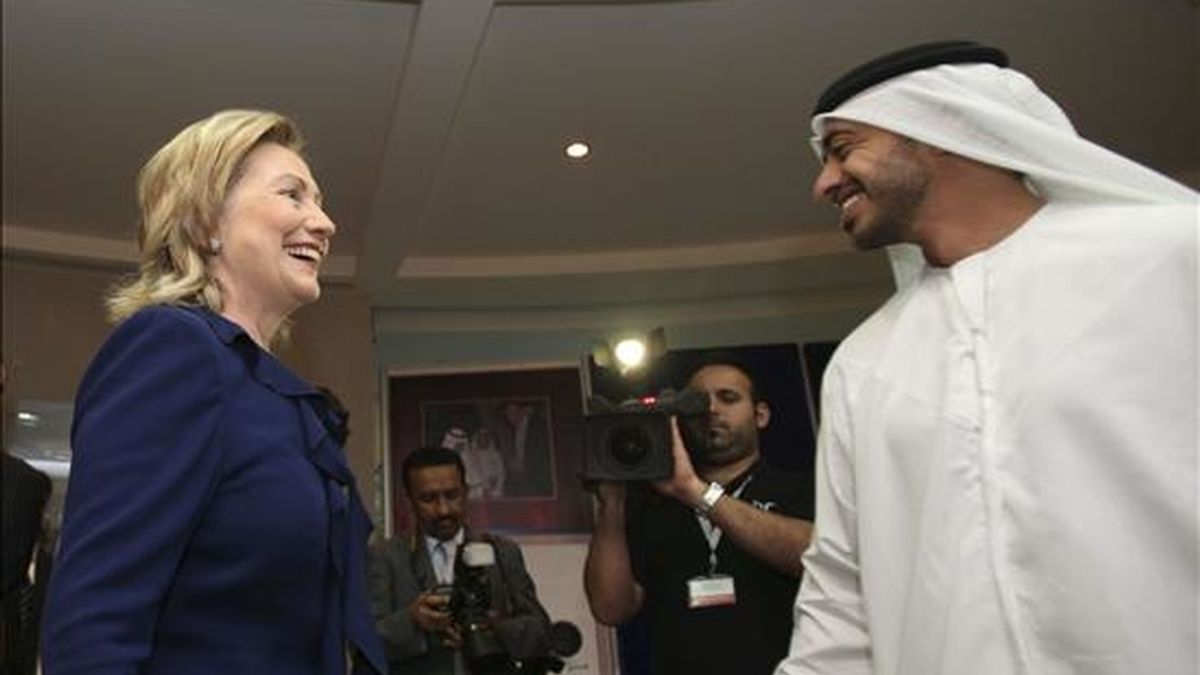 La secretaria de Estado de EEUU, Hillary Clinton (i), habla con el ministro emiratí de Exteriores, jeque Abdulá bin Zayed al-Nayyan (d), tras grabar una entrevista para un programa de televisión de la cadena de capital saudí MBC, en el emirato de Abu Dabi, Emiratos Árabes Unidos, donde la secretaria de Estado ha comenzado una gira de varios días por la región, hoy lunes 10 de enero de 2011. EFE