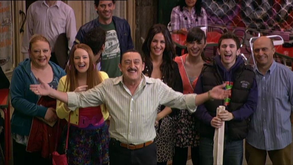 Aída abraza de nuevo a su familia