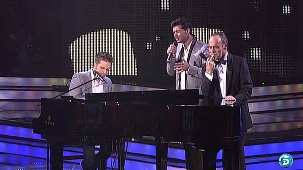 El artista malagueño ha tocado el piano durante la actuación