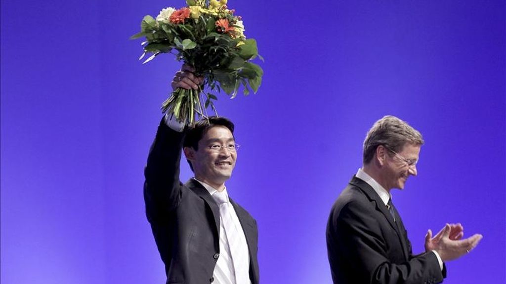 El presidente del partido alemán FDP Guido Westerwelle (a la derecha) y su sucesor designado Phillipp Rösler (izquierda) durante la convención Demócratas Liberales en Rostock, Alemania. EFE El presidente del partido alemán FDP Guido Westerwelle (a la derecha) y su sucesor designado Phillipp Rösler (izquierda) durante la convención Demócratas Liberales en Rostock, Alemania. EFE