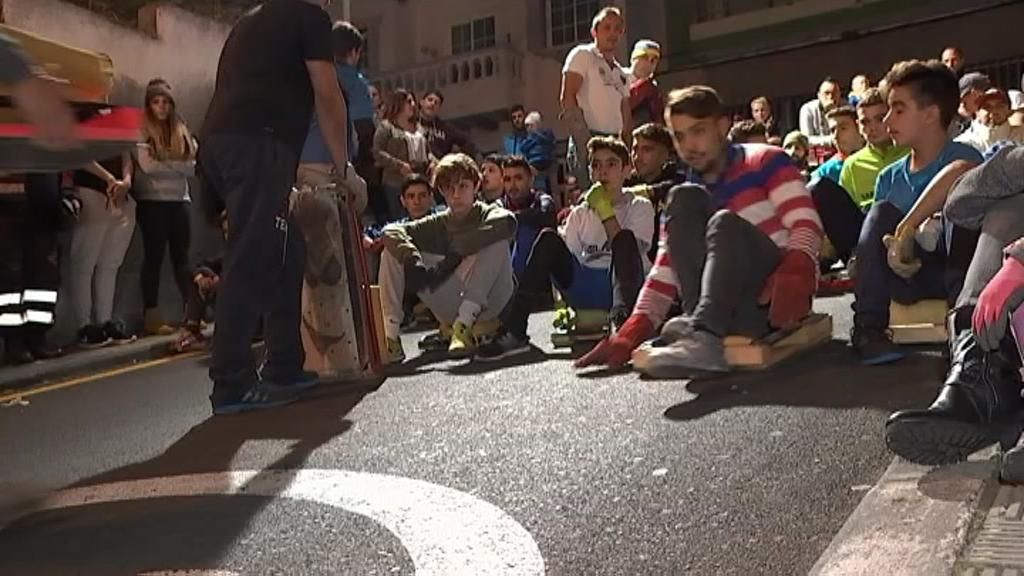 Los tinerfeños se deslizan con sus 'tablas de San Andrés' por las calles más empinadas